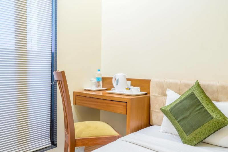 Seven Hills Hotel Mumbai Bagian luar foto